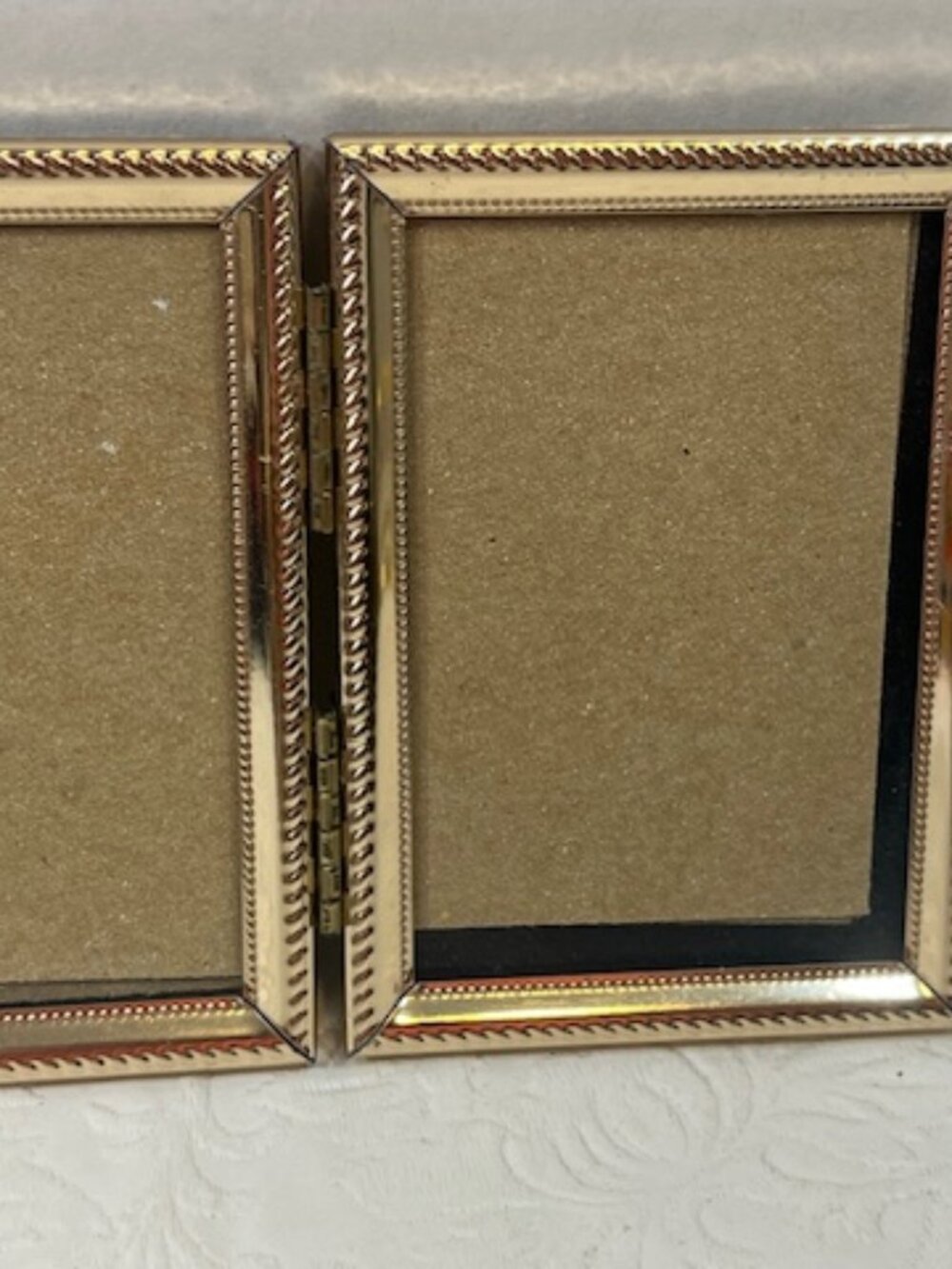 VTG Trifold Gold Tone Metal Hinged Mini Photo Frame Embossed Rope-Style Borders - Picture 8 of 11